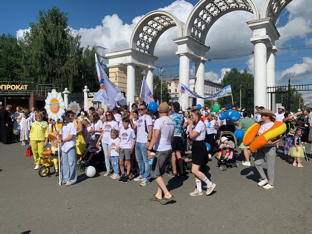 Более 500 семей Ижевска вышли на Всероссийский Парад Семьи!
