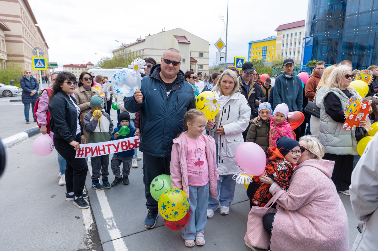 В Анадыре сегодня впервые прошел Парад семей, который приурочен к Дню семьи, любви и верности