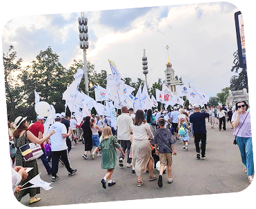 Участники Всероссийского Парада Семьи на шествии